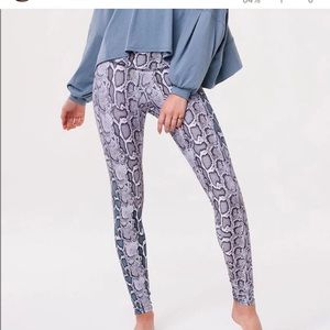 NWT- Onzie Hot Yoga High Rise Midi Legging in Lavender Black Viper